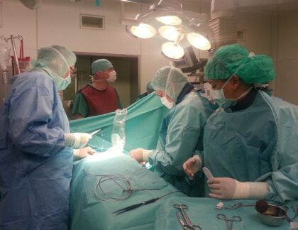 Neues, schonendes OP-Verfahren am Klinikum Niederlausitz: Erster Defibrillator ohne Sonden im Herzen in Südbrandenburg implantiert