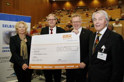 Glaukom-Tag 2014 in Berlin: Patienten diskutierten mit Augenärzten in der Charité-Augenklinik/ DAK-Gesundheit überreicht Spendenscheck an die Selbsthilfeorganisation Bundesverband Auge e.V.