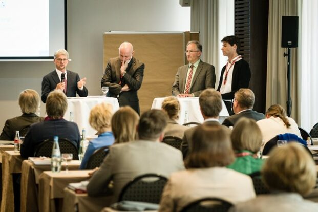 Fachsprachenprüfungen für ausländische Mediziner? Fachtagung der telc gGmbH und des Marburger Bundes am 29. April in Berlin