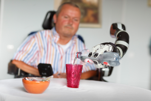 Roboterarm Jaco bietet technische Hilfe für Menschen mit neuromuskulären Erkrankungen
