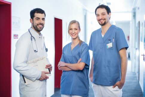 Deutschkenntnisse im Klinik- und PflegealltagKurse und Prüfungen für Mediziner und Pflegepersonal