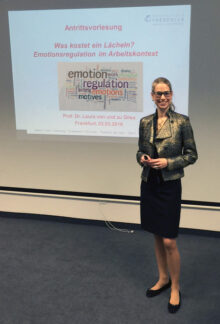 Was kostet ein Lächeln? Emotionsregulation im ArbeitskontextAntrittsvorlesung an der Hochschule Fresenius