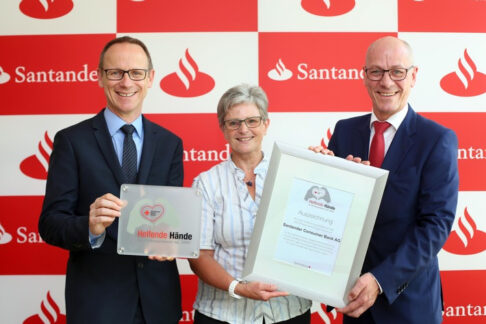 Santander erhält für Blutspende-Aktion DRK-Auszeichnung “Helfende Hände”