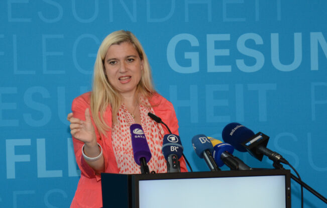 Staatsministerin Huml: Mehr Unterstützung für pflegende Angehörige – Härterer Kurs gegenüber dem Bund in Debatte um Krankenkassen-Finanzausgleich