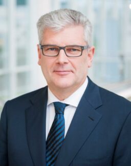 Zum 1. Januar 2017 hat Volker Feldkamp seine Arbeit als Vorsitzender der Geschäftsführung der Deutschen Fachpflege Gruppe (DFG) mit Sitz in München aufgenommen und wird gemeinsam mit Bruno Crone, Geschäftsführer der DFG, die Zukunft des Unternehmens gestalten