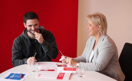 Dabei wird der Neuzugang der „Lindenstraße“ von Kollegin Andrea Spatzek unterstützt