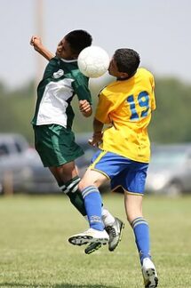 Sportmedizin: Kopfbälle im Fußball – Risiko für das Gehirn?Studie mit Zwischen-Ergebnissen auf dem Deutschen Olympischen Sportärztekongress