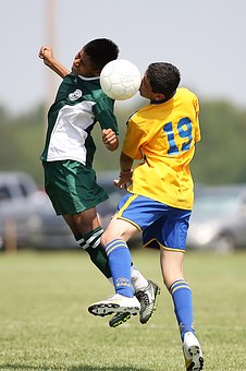 Sportmedizin: Kopfbälle im Fußball – Risiko für das Gehirn?Studie mit Zwischen-Ergebnissen auf dem Deutschen Olympischen Sportärztekongress