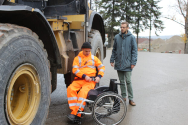 Querschnittsgelähmter steuert 25-Tonnen-Radlader „Ich will wieder arbeiten gehen“