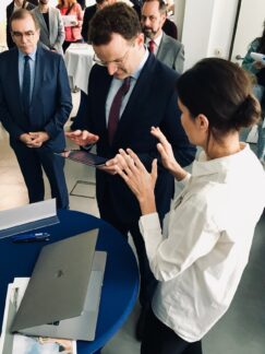 Präsentation der CentraXX Patienten-App beim Besuch des Bundesgesundheitsministers an der Charité