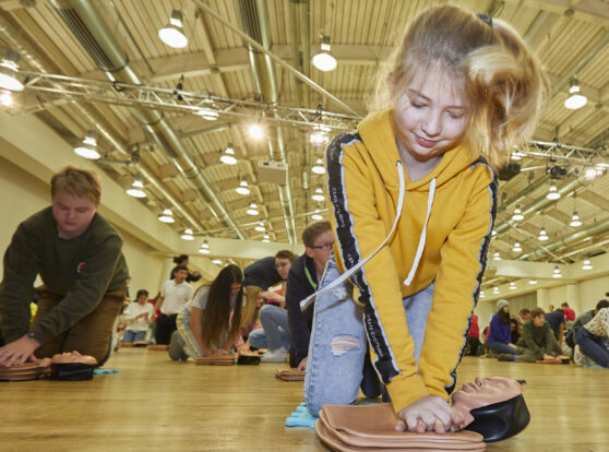 240 Hamburger Schüler in Wiederbelebung trainiert