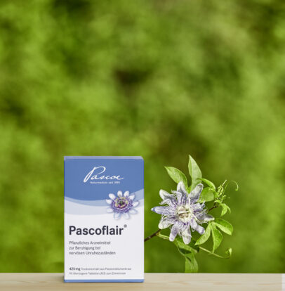 Entspannt in den Urlaub: Mit der Heilpflanze PassionsblumePassiflora incarnata als starke Begleiterin im Handgepäck