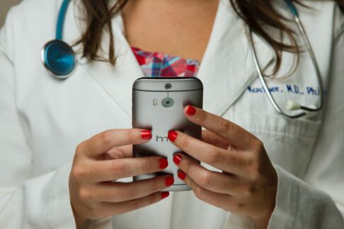 Digitale Patientenkontakte sorgen für besseren und sichereren Service.