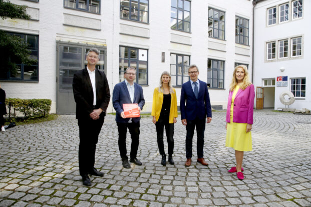 Prof. Dr. Michael Piazolo zeichnet drei Schulen aus Bayern für ihr Engagement im Kampf gegen Blutkrebs aus