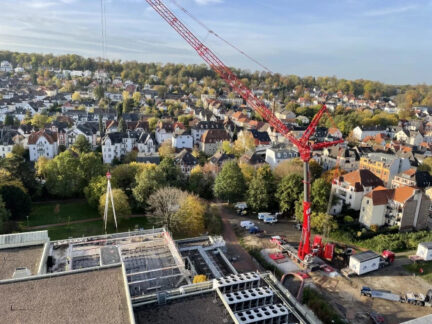 Kommen 11 Container geflogen: Mit 11 OP-Modulen wird der Zentral-OP am Klinikum Bielefeld – Mitte erweitert