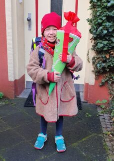 Die kleine Rosa (9) aus Essen geht wieder zur Schule