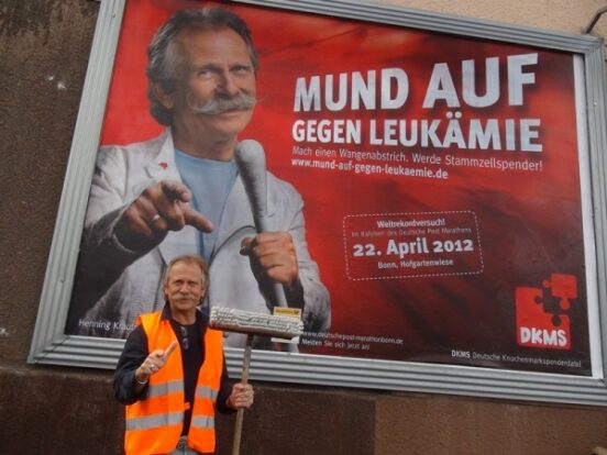 “Mund auf gegen Leukämie”: DKMS-Botschafter Henning Krautmacher klebt Plakate und ruft potenzielle Stammzellspender auf!