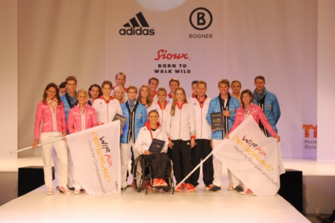 Deutsche Paralympics-Teilnehmer präsentieren gemeinsam mit deutschen Olympioniken die Bekleidung für London 2012