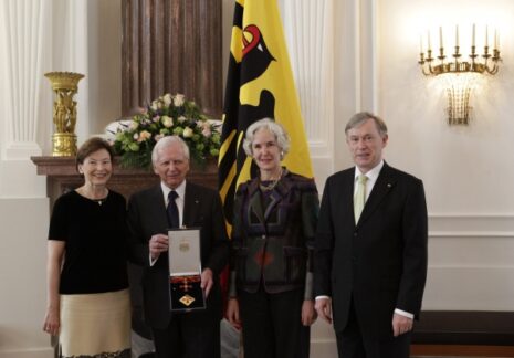 Bundesverdienstkreuz für Nobelpreisträger Harald zur Hausen