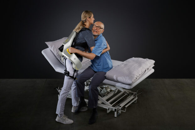 Exoskelett Apogee+ für die Pflege – German Bionic hat auf der Medica 2023 ersten Kraftanzug speziell für die Unterstützung von Pflegekräften präsentiert