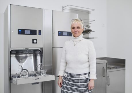 Ein Steckbeckenspüler, der Arbeit abnimmt und kontaktlos bedient werden kann? Mit MEIKO TopLine M2 längst Realität an der BDH-Klinik in Elzach. Weniger Arbeit, weniger Fehler, mehr Hygiene.