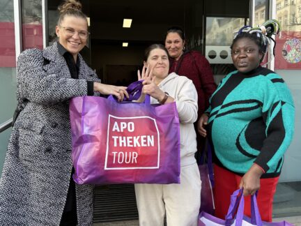 Weltfrauentag: APOTHEKENTOUR liefert Produkt-Großspende an ‚Evas Haltestelle‘ für obdachlose Frauen