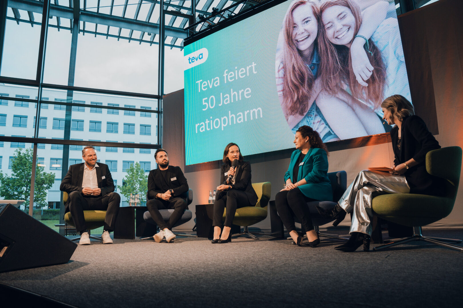 Foto mit Moderatorin Kathi Wolf (l.), moderierte die Talkrunde mit Andreas Burkhardt (l.)., Ufuk Aras (2.v.l.), Stefanie Jordan (m.) und Lisa Weitner (2.v.r.).