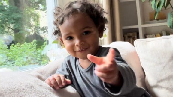 Wie Babys und Kleinkinder schneller Sprechen lernen durch Gebärden