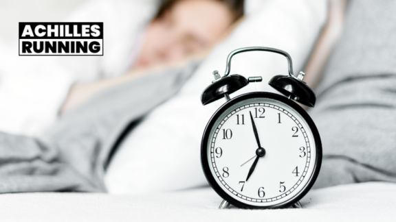 Timing ist alles: Training nach Chronotyp führt zu Leistungssteigerung – Chronobiologe erklärt im ACHILLES RUNNING Podcast, wie Biorhythmus und Trainingszeit zusammenhängen