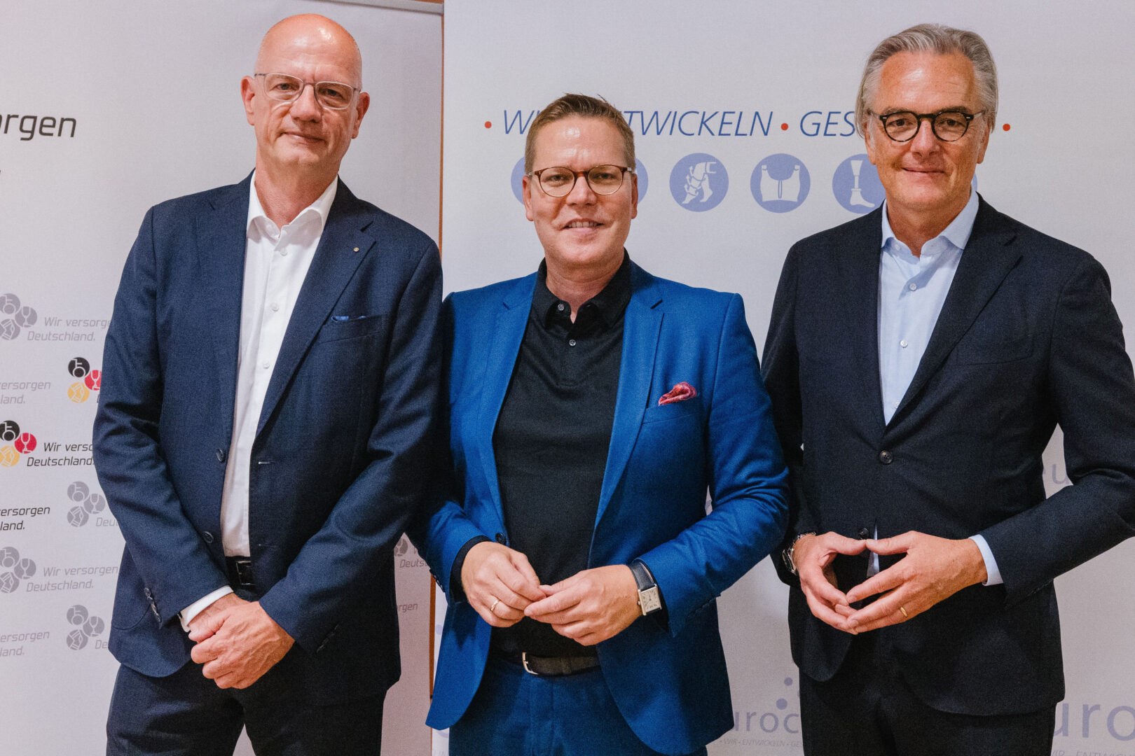 Das Bild zeigt Walter Michael Leuthe (r.), stellvertretender Vorsitzender eurocom, und Alf Reuter (l.), Vorstand WvD, mit Tino Sorge (m.), Parlamentarischer Staatssekretär bei der Bundesministerin für Gesundheit