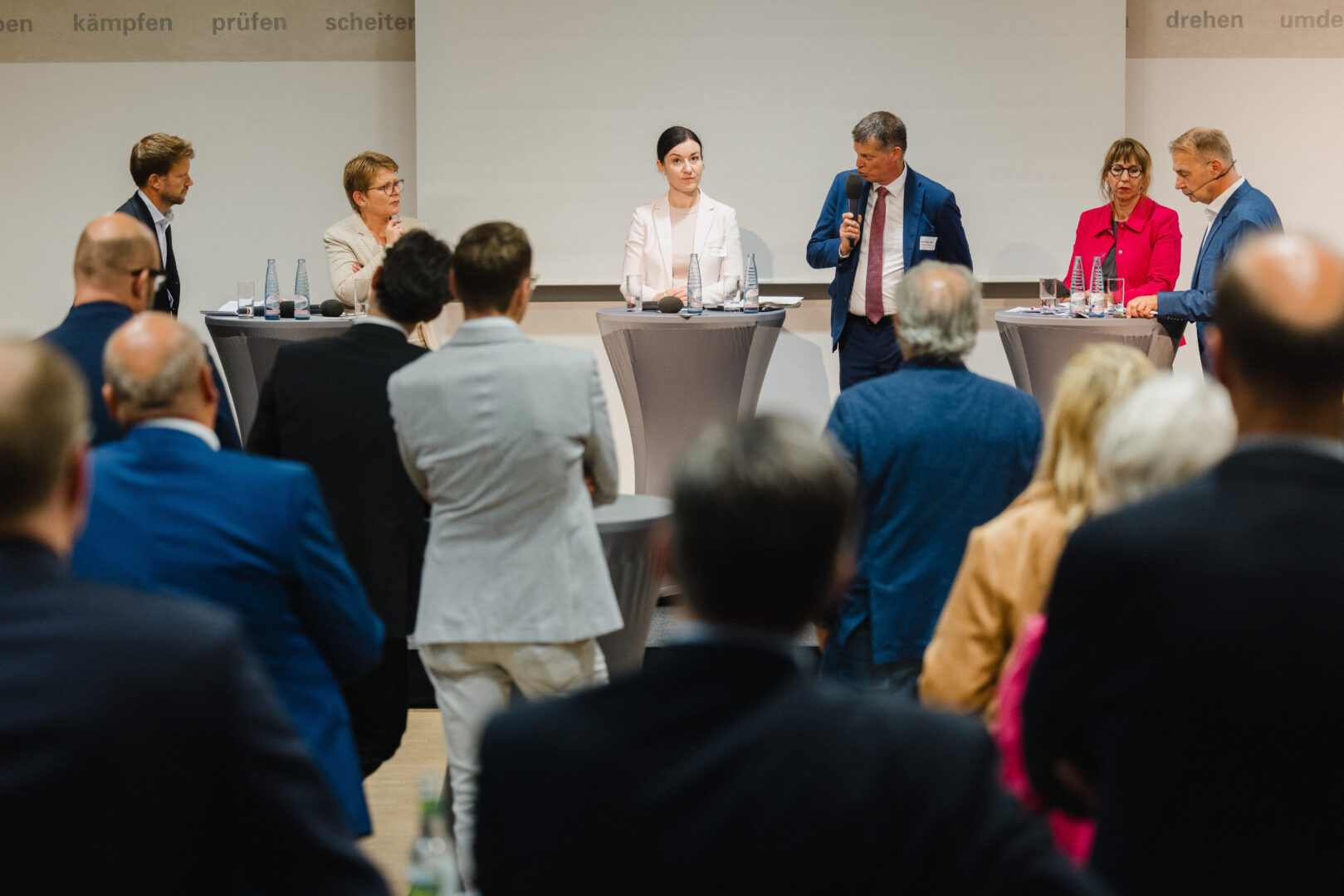 Das Bild zeigt die Podiumsdiskussion: eurocom und WvD im Austausch mit den Berichterstattern der Bundestagsfraktionen über konkrete Lösungsvorschläge für die Hilfsmittelversorgung. V.l.n.r.: Patrick Grunau, Vorstandsmitglied WvD, MdB Dr. Tanja Machalet (SPD), Vorsitzende des Gesundheitsausschusses, MdB Dr. Paula Piechotta (Bündnis‘90/Die Grünen), MdB Axel Müller (CDU), Oda Hagemeier, Geschäftsführerin eurocom und Moderator Henning Quanz.