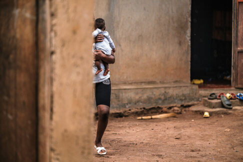 Welt-Aids-Tag 2025: Rückschritt auf Kosten der Frauen und Kinder