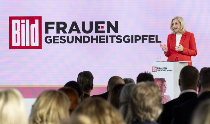 „Frauen und Männer ticken anders” – Bundesgesundheitsministerin Nina Warken eröffnet zweiten BILD-Frauengesundheitsgipfel in Berlin