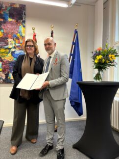 Krebsexperte und Mitgründer der Deutschen Stiftung Eierstockkrebs Prof. Dr. Jalid Sehouli erhält das Bundesverdienstkreuz