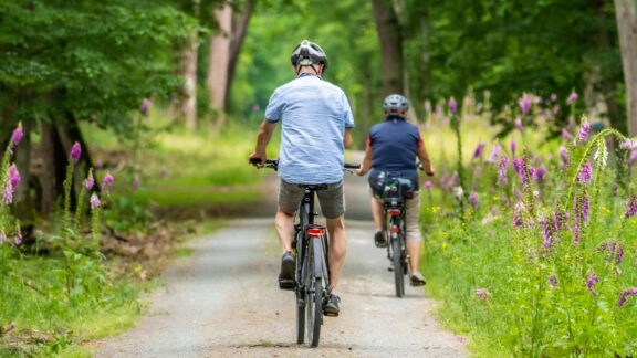 Mit dem Fahrrad in den Urlaub: Worauf es wirklich ankommt – von der Planung bis zum Versicherungsschutz