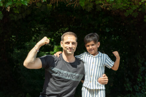 Shahil (7) trifft Sven (40): Superheld, Lebensretter und großer Bruder