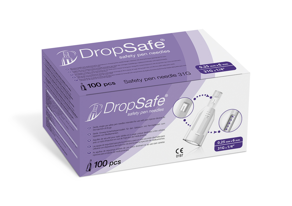Schrägansicht der farbigen Verpackungen von Dropsafe® Sicherheitspennadeln. In der gelben Verpackung befinden sich 100 Sicherheitspennadeln mit 5 mm Nadellänge. Die lila Farbe repräsentiert die 6 mm Nadelvariante und die blaue Verpackung steht für die 8mm Variante. Die Produkte sind im Großhandel, in jeder Apotheke und im Fachhandel erhältlich.
