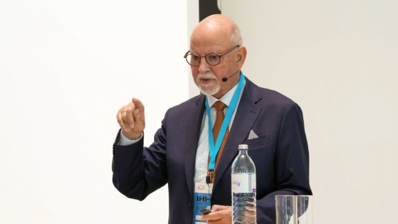Interview: Hygiene-Professor Martin Exner warnt vor Infektionsgefahr aus der Wasserleitung